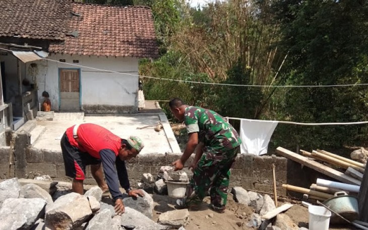 Babinsa Ikut Gotong Royong Bangun Rumah   