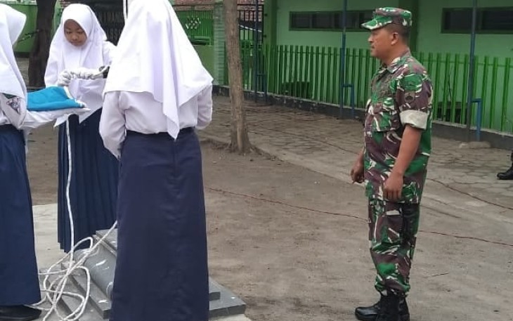 Babinsa Manisrenggo Melatih Pengibaran Bendera Siswa SMP   