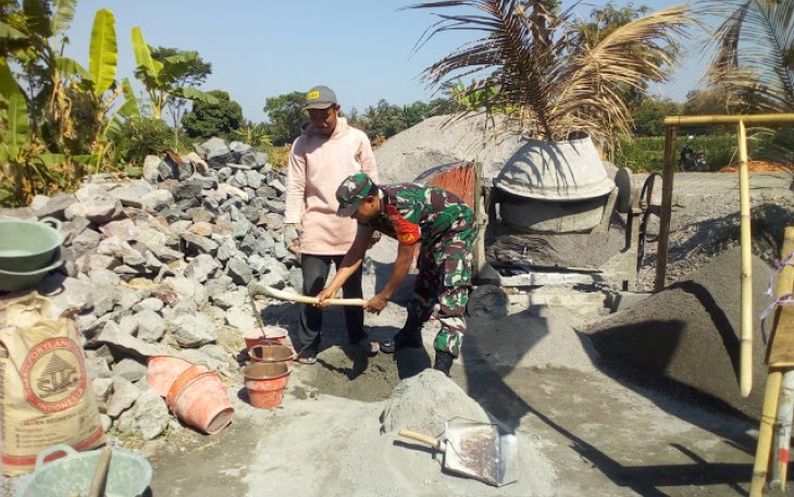 Babinsa Bersama Warga Goyong Royong Membuat Talud   