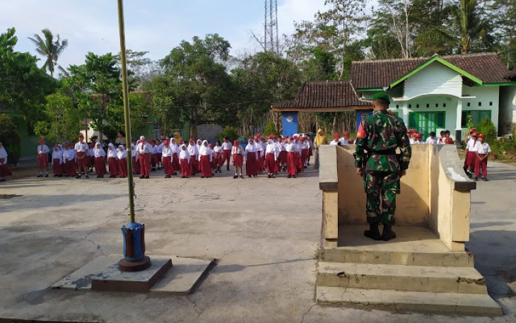 Babinsa Pomah Jadi Inspektur Upacara Bendera   