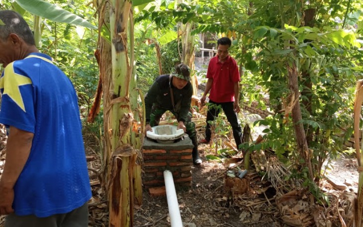 Babinsa Wonosari Bantu Pembuatan Jamban Warga