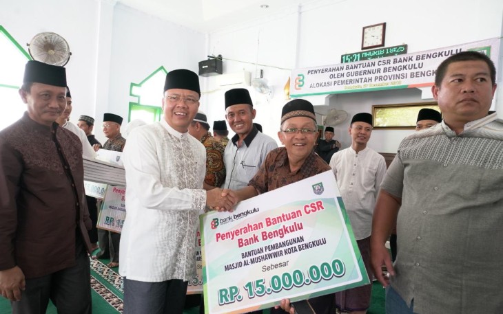 Gubernur Bengkulu Rohidin Mersyah saat Salurkan Dana CSR Bank Bengkulu