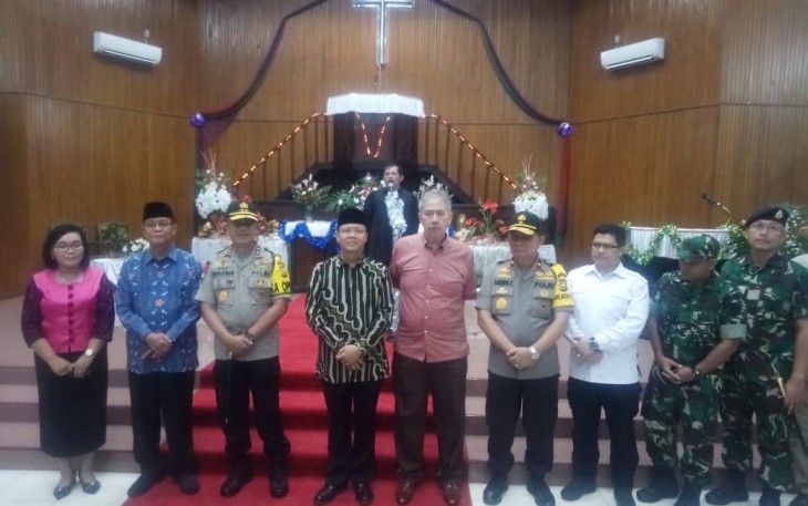 Gubernur Bengkulu dan Kapolda serta rombongan foto bersama saat meninjau langsung ke Gereja HKBP