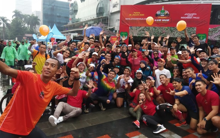 Komuniti pelari saat foto bersama 