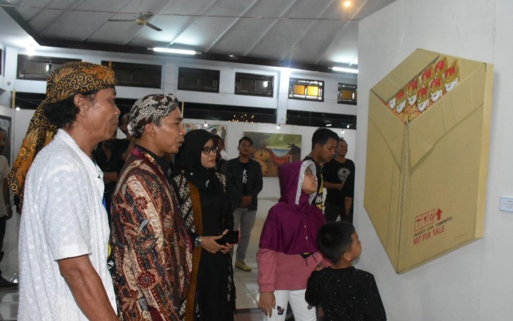 Bupati Batang Wihaji saat melihat karya seni lukisan