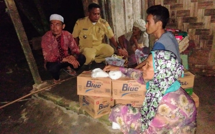 Camat Tinggi Raja Santuni Janda Tua di Desa Terusan Tengah Asahan