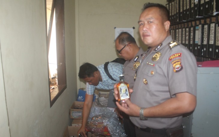 Polres Kaur Sita Ratusan Botol Miras