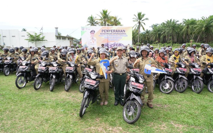 Foto bersama usai penyerahan kendaraan operasional