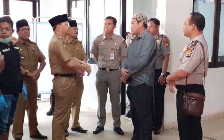 Gubernur Rohidin saat menemui Keluarga Wina