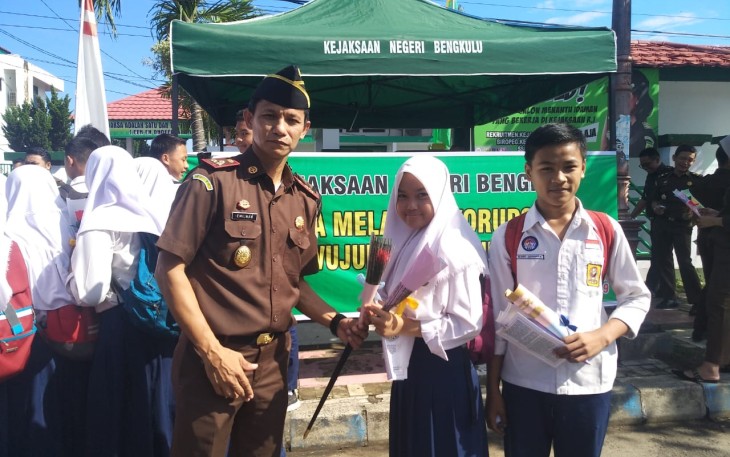 Kajari Bengkulu bersama siswa saat akan bagi-bagi bunga