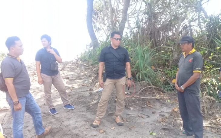 Anggota Sat Reskrim Polres Kaur saat cek ke lokasi penambangan