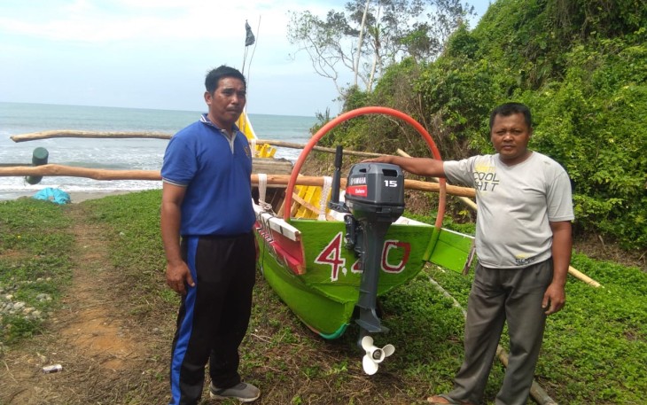 Kepala Desa Selolong Menyerahkan Bantuan Mesin Speed Boat Pada Nelayan 