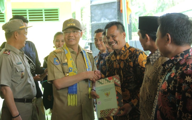 Gubernur Bengkulu Rohidin Mersyah Serahkan 2213 Sertifikat Redistribusi Tanah Pada Warga di Tiga Kecamatan Kabupaten Bengkulu Utara 