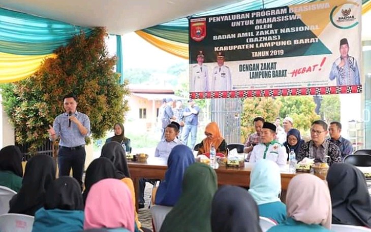 Bupati Menyerahkan Beasiswa Baznas Kepada Mahasiswi