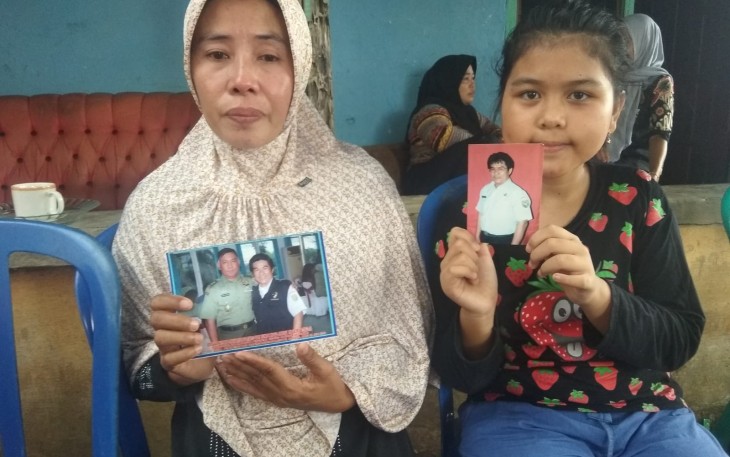Istri dan anak korban saat menunjukan foto korban