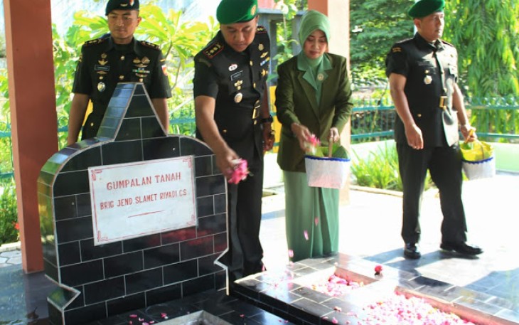 Komandan Kodim 0723 Klaten Letkol Kav Minarso Melakukan Tabur Bunga 