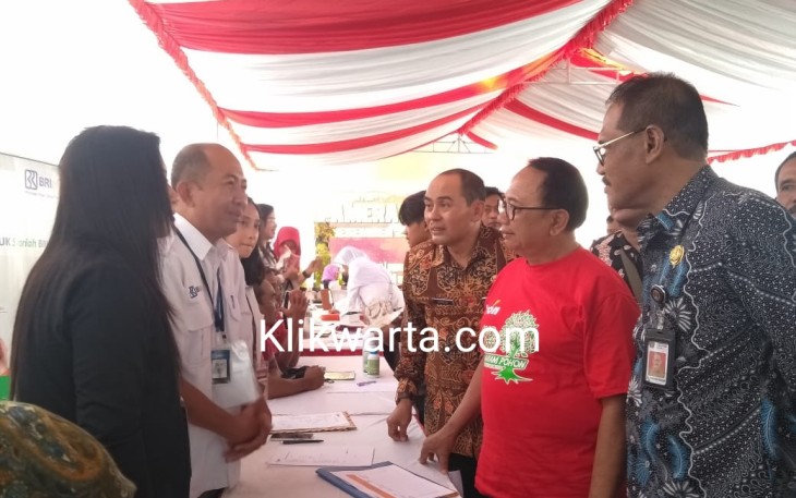 Bupati Blitar Rijanto Saat Meninjau Stan Peserta Mini Job Market Fair di Halaman Disnaker Pemkab Blitar