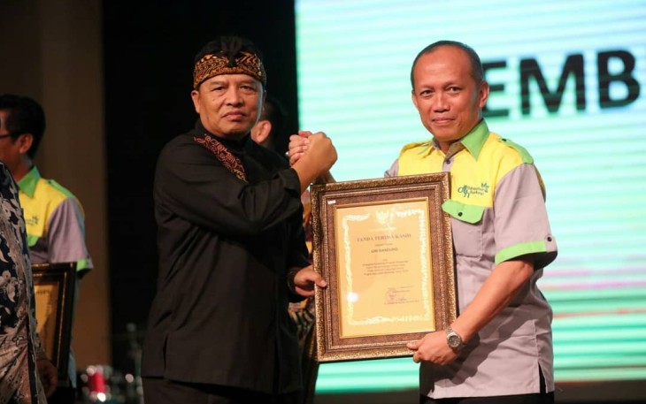 Rektor UIN Sunan Gunung Djati Bandung Prof Dr H Mahmud MSi Menerima Penghargaan Dari Bupati Kabupaten Bandung H Dadang M Naser 