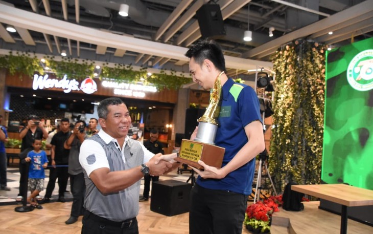 Pandam Jaya/Jayakarta saat memberikan selamat kepada sang juara Tenis Meja Pangdam Jaya Cup I