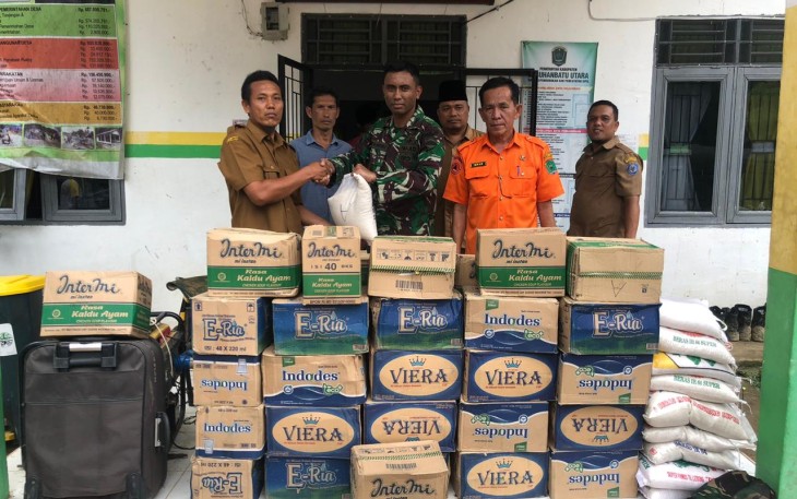 Penyerahan bantuan untuk korban banjir