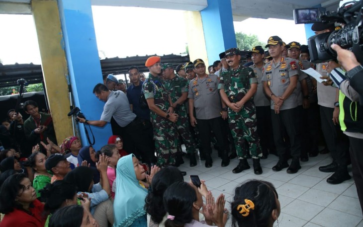 Panglima TNI dan Kapolri Sapa Pengungsi Korban Banjir di Bendungan Hilir