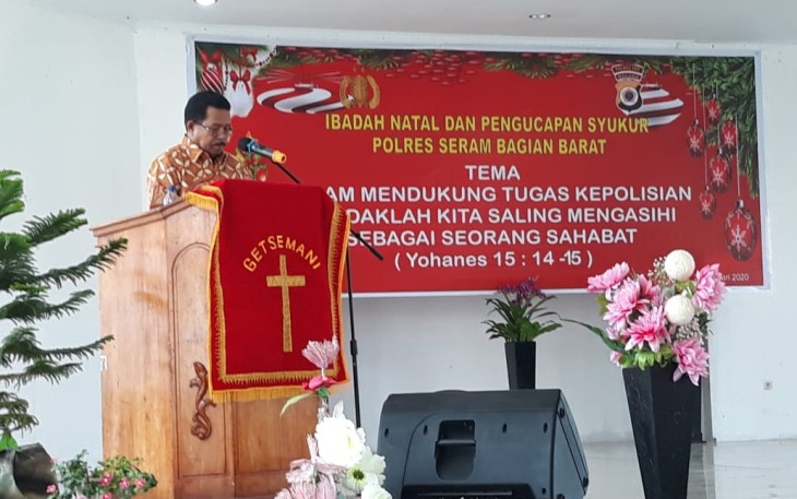 Bupati SBB Drs Moh Yasin Payapo saat memberi sambutan di acara Ibadah Natal dan Pengucapan Syukur Polres SBB