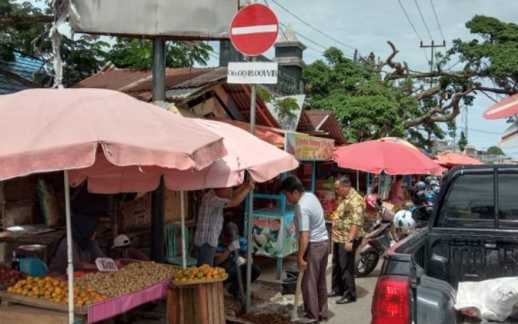 Pemasangan 3 Tiang Rambu Lalu Lintas 
