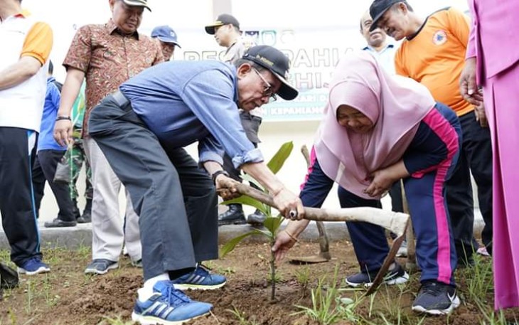 Bupati Kepahiang Hidayatullah Dan Wakil Bupati Netty Herawati Tanam Pohon Bersama 