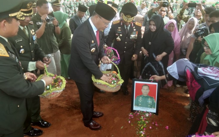 Gubernur Bengkulu Rohidin Mersyah saat tabur bunga