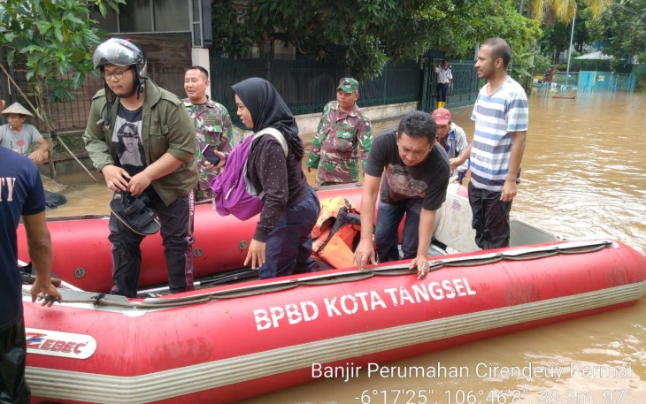 Anggota Koramil 05/Ciputat Bantu Evakuasi Warga Dari Banjir