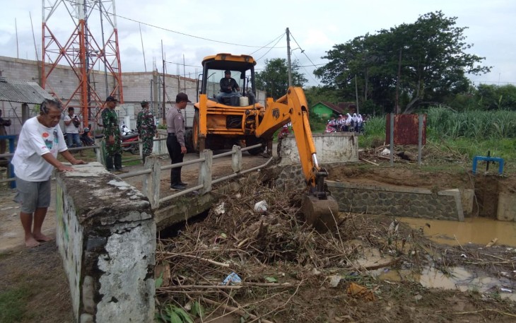 Pembersihan sampah yang menyumbat aliran sungai 