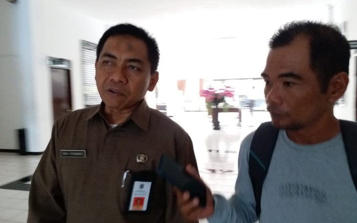 Kepala Bappeda Malang Tomie Herawanto (kiri) saat dikonfirmasi awak media