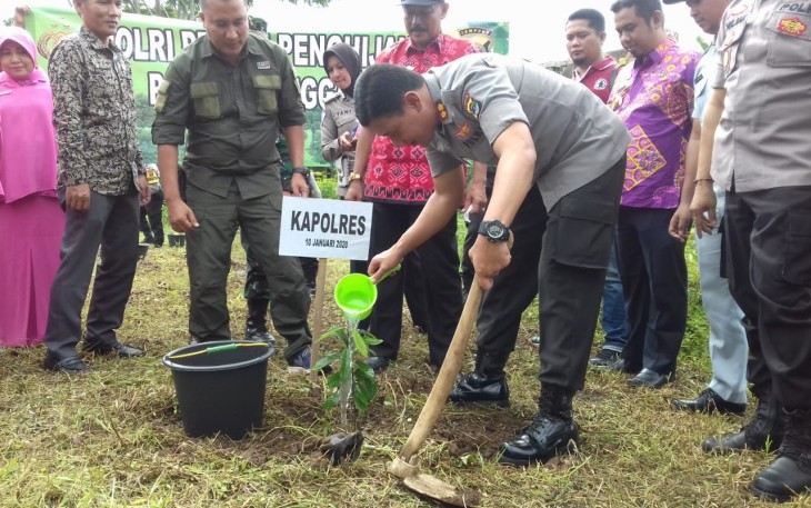 Kapolres Tanggamus saat tanam pohon