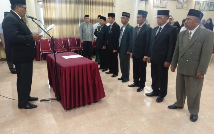 Bupati Aceh Singkil Dulmusrid saat melantik 7 pejabat eselon II jajaran Pemkab setempat.