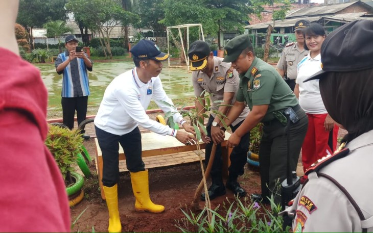 Penanaman pohon di dua lokasi Muspika Kramatjati dan Makasar oleh Danramil 05/Kj