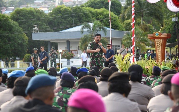 Panglima TNI saat berpidato di depan ribuan prajurit TNI-Polri di Ambon