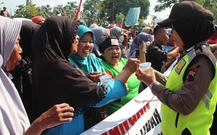 Anggota Polres Tegal Bagikan Air Minum
