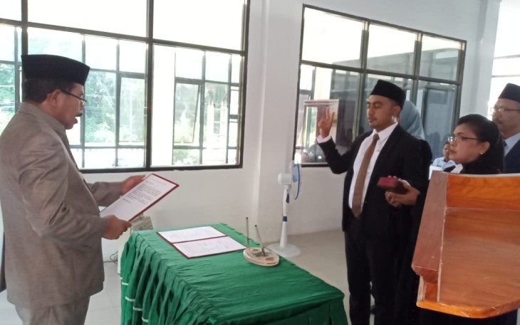Bupati Seram Bagian Barat Maluku Drs Yasin Payapo Lantik Dr Johanes. F. Selano Sebagai Direktur RSUD Piru