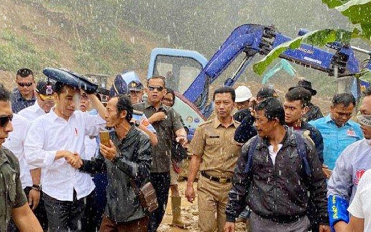 Presiden Jokowi saat tinjau lokasi banjir dan longsor. ANTARA FOTO/RAJENDRA AQILA