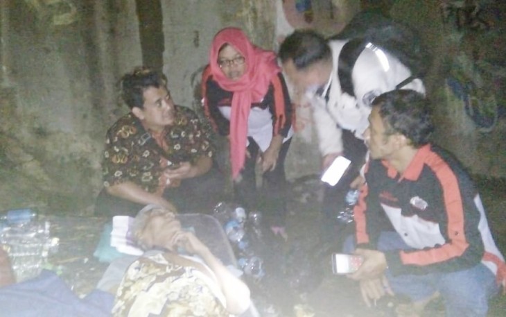 Para anggota LSM MRB saat mendatangi TKP