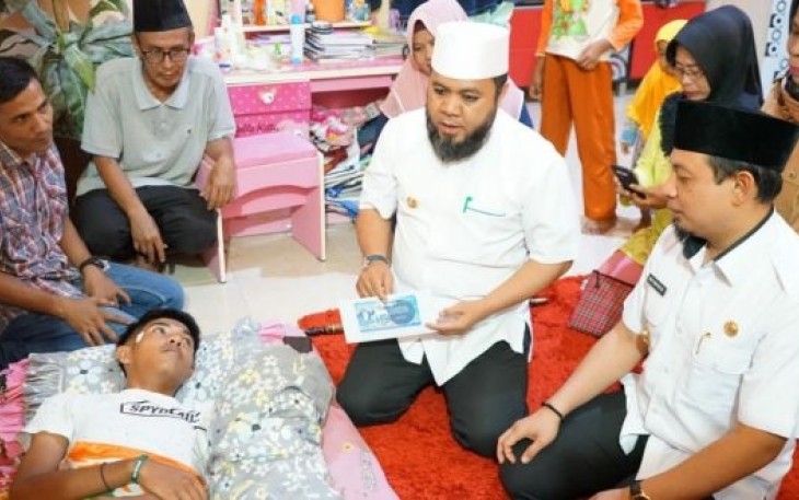 Wali Kota Bengkulu Helmi Hasan Dan Wakil Wali Kota Dedy Wahyudi Jenguk Dan Berikan e KTP Siswa SMAN 6 Kota Bengkulu 