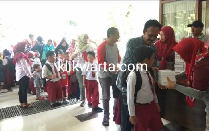 Sejumlah Siswa Siswi SD Dan SMP di Kota Blitar Saat Akan Menerima Seragam Gratis Dari Pemkot Blitar