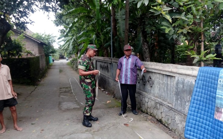 Koordinasi Babinsa Dengan Tokoh Masyarakat Dalam Pengerasan Jalan Di Desa Binaan