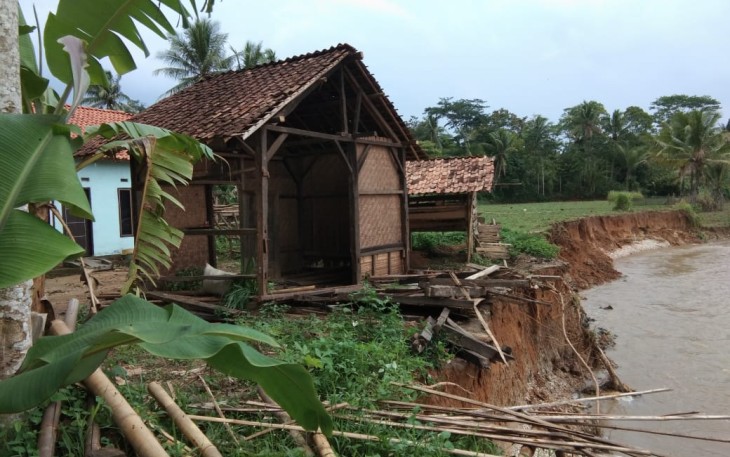 Tampak bibir sungai longsor dan air sungai mendekati rumah warga 