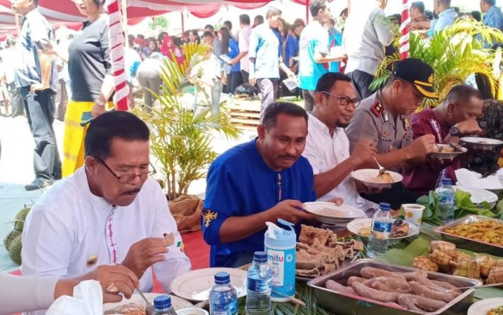 Bupati Payapo makan patita bersama masyarakat Seram Bagian Barat.