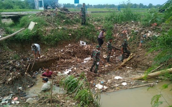 Anggota TNI-Polri dan Warga Bersihkan Sampah Saluran Irigasi