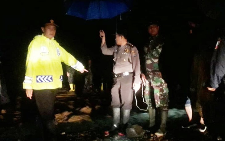 Kapolres Tanggamus dan Dandim Datangi TKP Banjir di Semaka