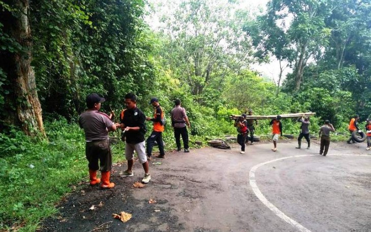 Relawan Brebes Pasang Pembatas Darurat