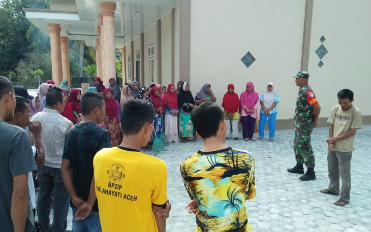 Babinsa Koramil 07/Teupah Barat Jajaran Kodim 0115/Simeulue Kopda Ahmad Rison yang didampingi Kades Henni Abon Asmadi sedang memberikan arahan kepada masyarakat Desa Awe Seubal.