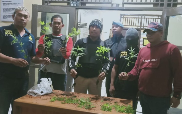Polisi saat menampakan barang bukti yang berhasil diamankan